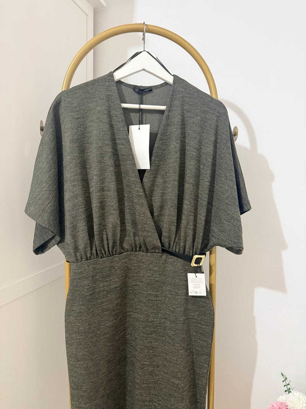     Zara khaki green knit dress V-neck and short sleeve detail