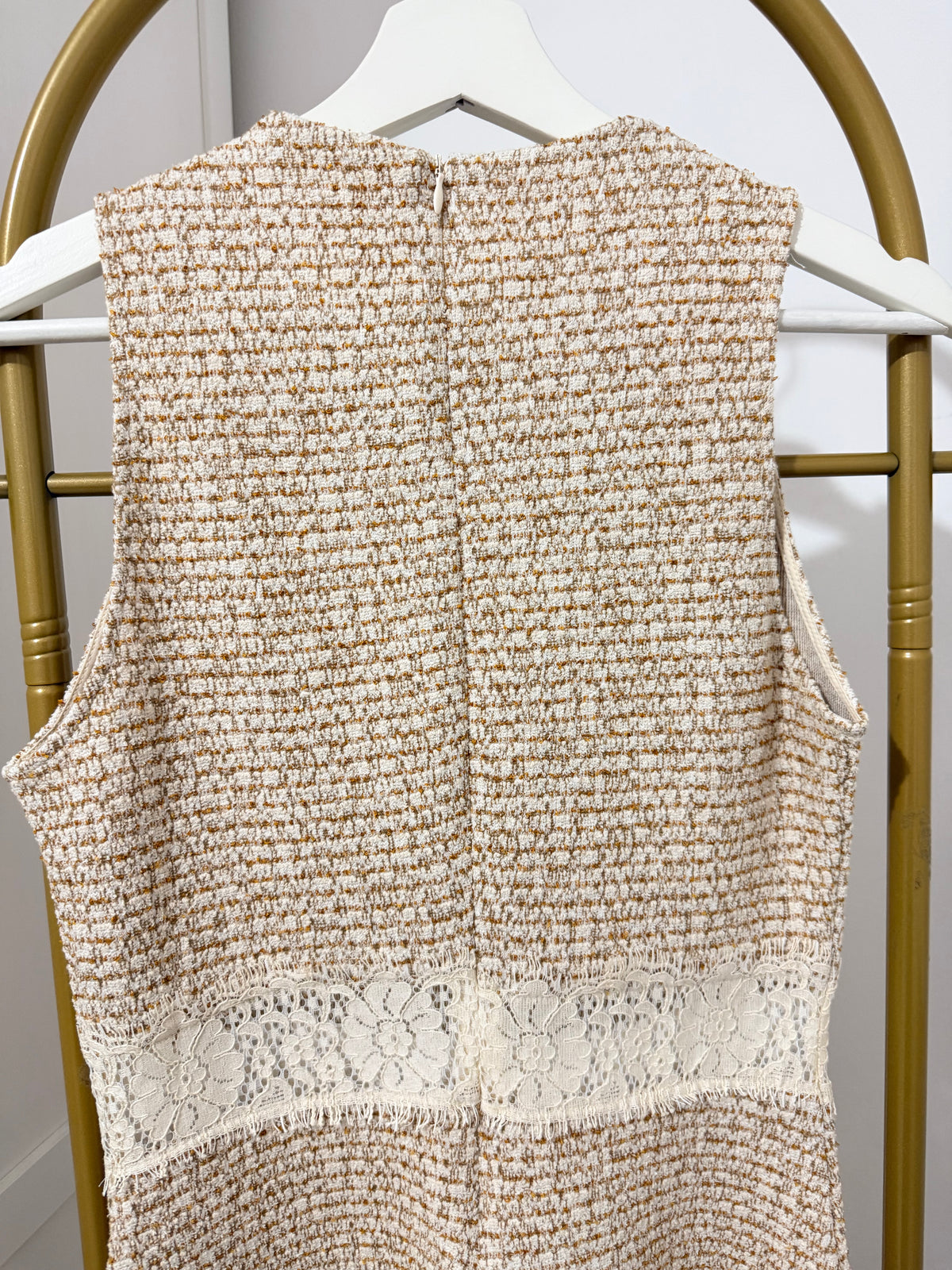     Close-up of Zara beige sleeveless knit dress fabric