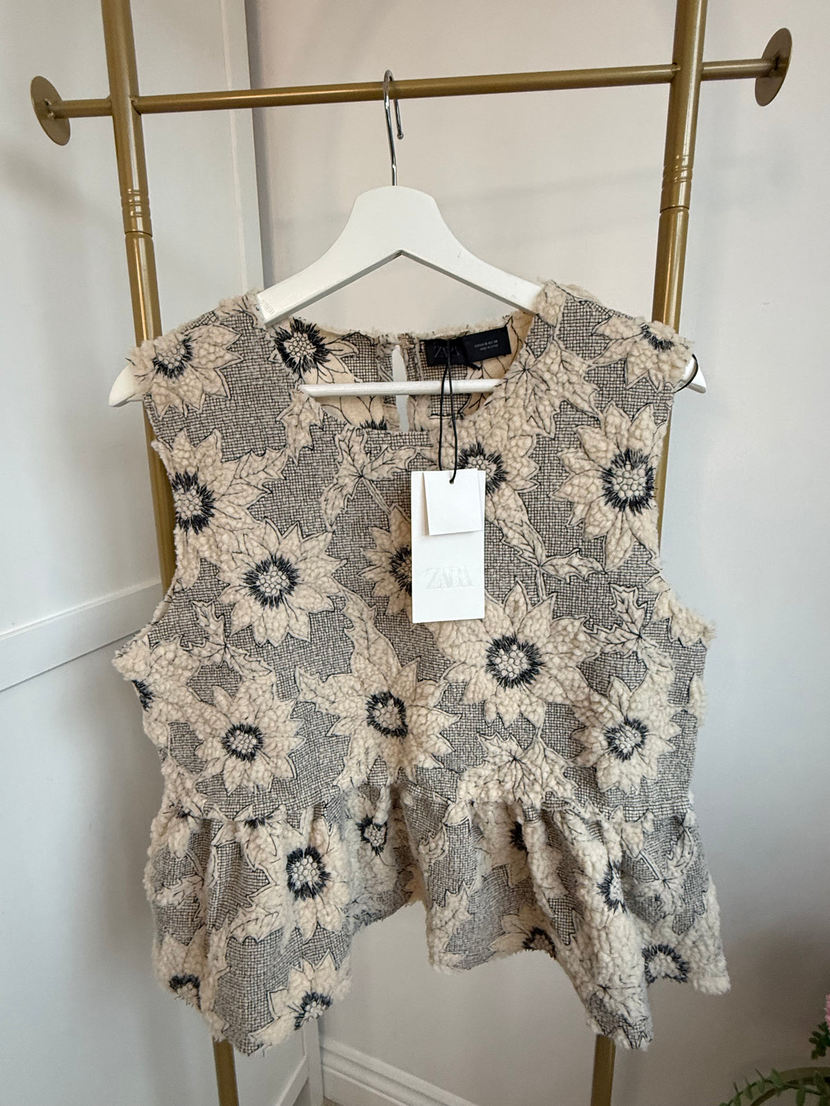     Zara Beige Floral Peplum Knit Top – Front Detail
