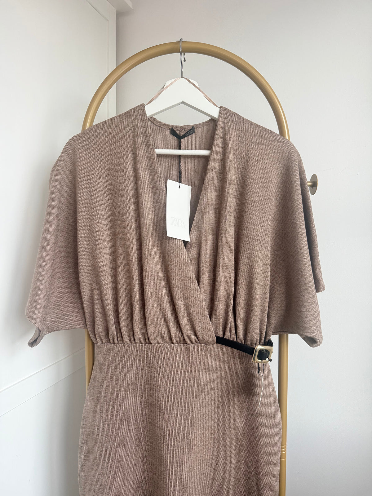     Zara brown belted knit midi dress neckline and sleeve detail