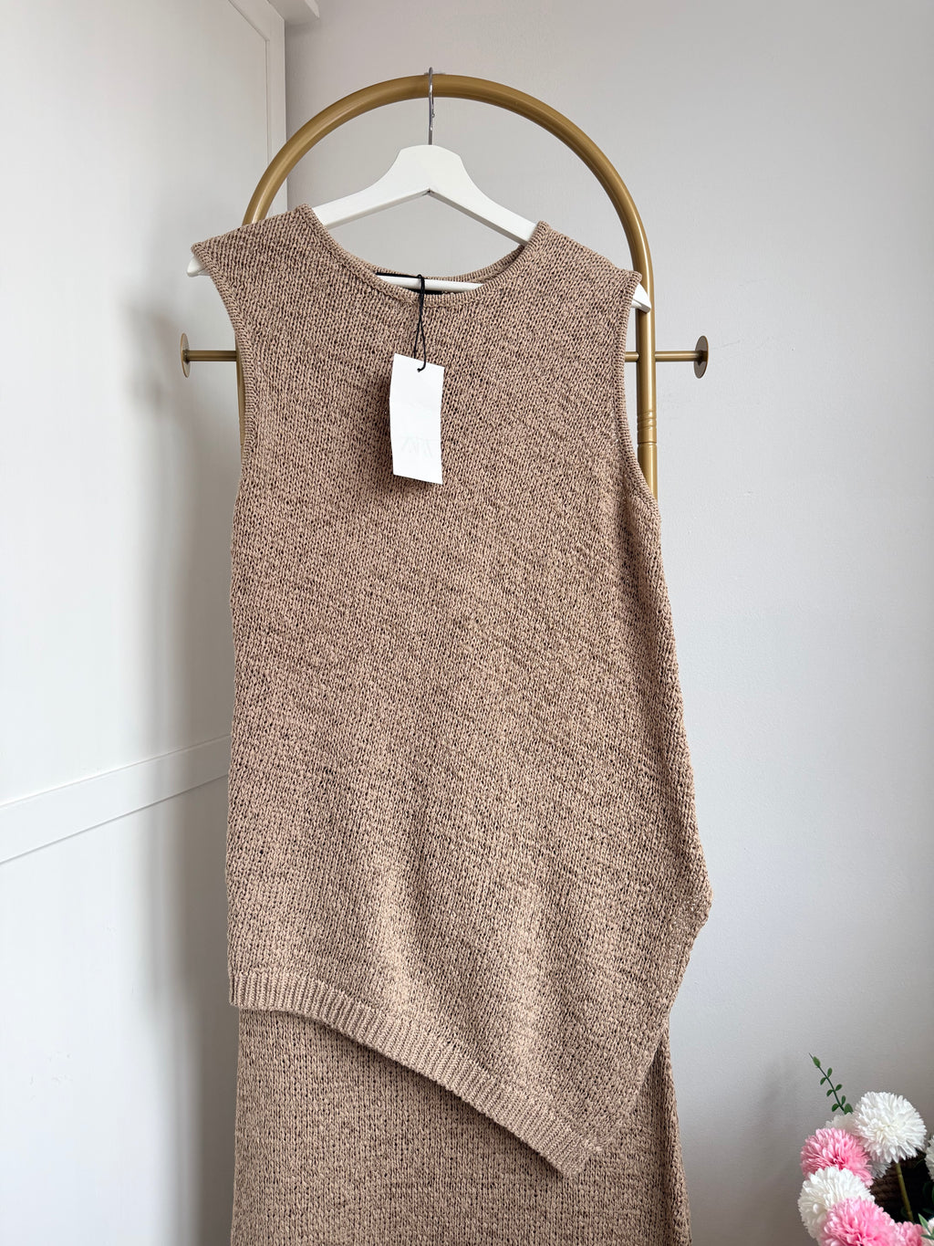     Zara beige sleeveless knit top front view